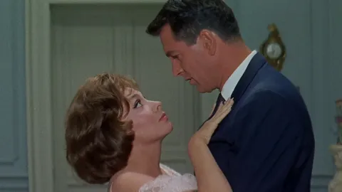 Приходи в сентябре — кадр 9