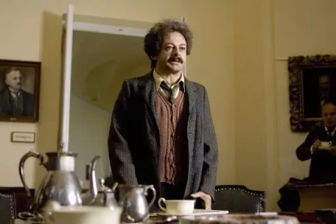 Эйнштейн и Эддингтон — кадр 12